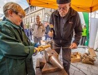 Ein bunt geschmückter Heuwagen mit der Landjugend