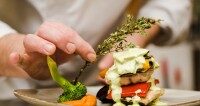 Chefkoch dekoriert sein Gourmet Essen
