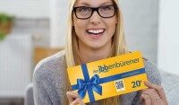 Frau hält einen Ibbenbürener Geschenkgutschein im Wert von 20 Euro in der Hand