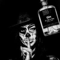 Schwarz-weiß Foto mit einer Person im Skelett-Make-up und einem Gin der Black Oven Distillery