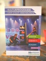 Titelbild des Kulturprogramms der Stadt Ibbenbüren mit Porträtfoto eines Künstlers