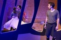 Drei junge Erwachsene führen ein Theaterstück auf Drei junge Erwachsene führen ein Theaterstück auf