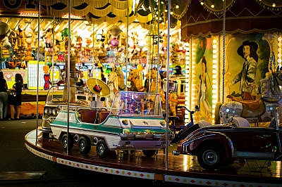 kinderkarussells Kirmes Fahrgeschäft
