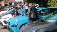 Einige Autos bei