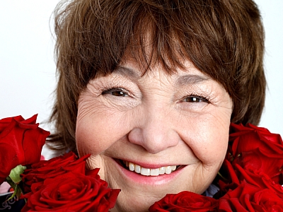 Anka Zink Das Gesicht der Kabarettistin Anka Zink umrahmt von Rosen.