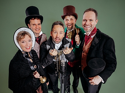 Charles Dickens´ - Eine Weihnachtsgeschichte Ein Ensemble in edlen Anzügen mit Wracks und Zylindern.