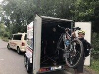 Mann lädt Fahrrad in Anhänger