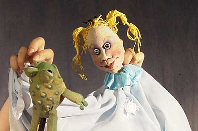 Bild einer Prinzessinnen-Handpuppe und einer Frosch-Handpuppe