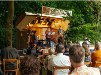 Dr. Dolittle Szene eines Wald und Wiesen Konzerts vom Künstler Sebastian Netta