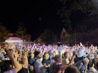 Vier Jungs zeichnen und meißeln ihre Initialien in einen vor ihnen liegenden Sandstein