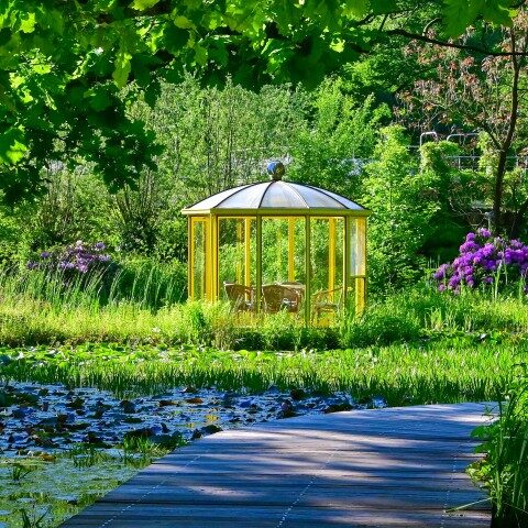 Gelber Pavillon im Natura-Gart-Park