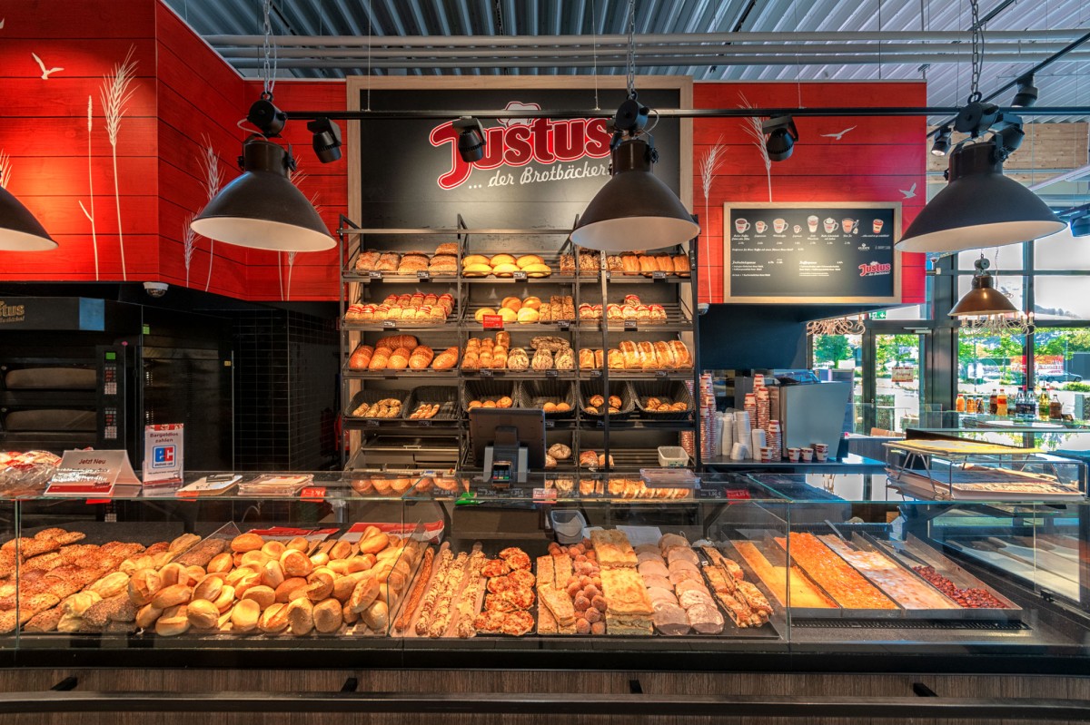 Baeckerei & Café Justus Brotregal.jpg