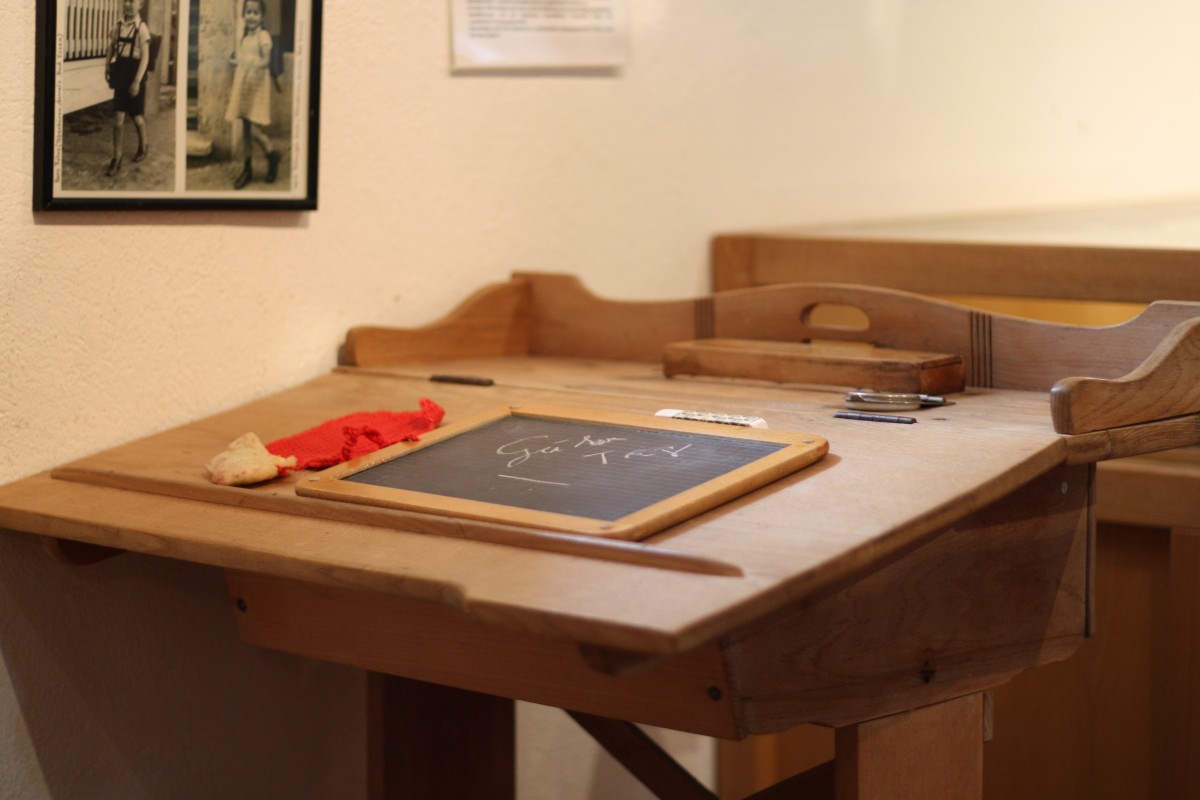 schulmuseum-mettingen-schreibtisch