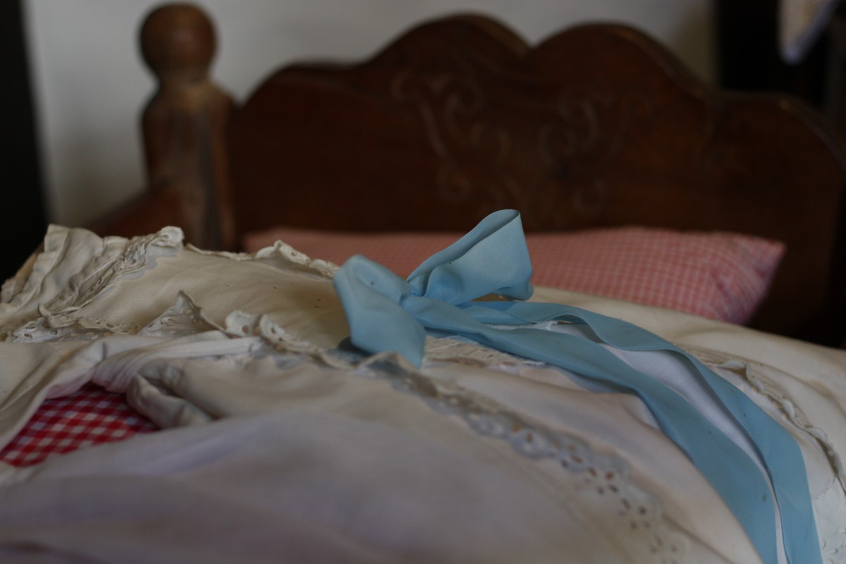 Tüöttenmuseum Kinderbett_Taufkleid.JPG