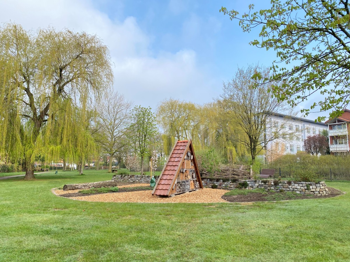 Bienenhotel vor Anna Stift.jpg