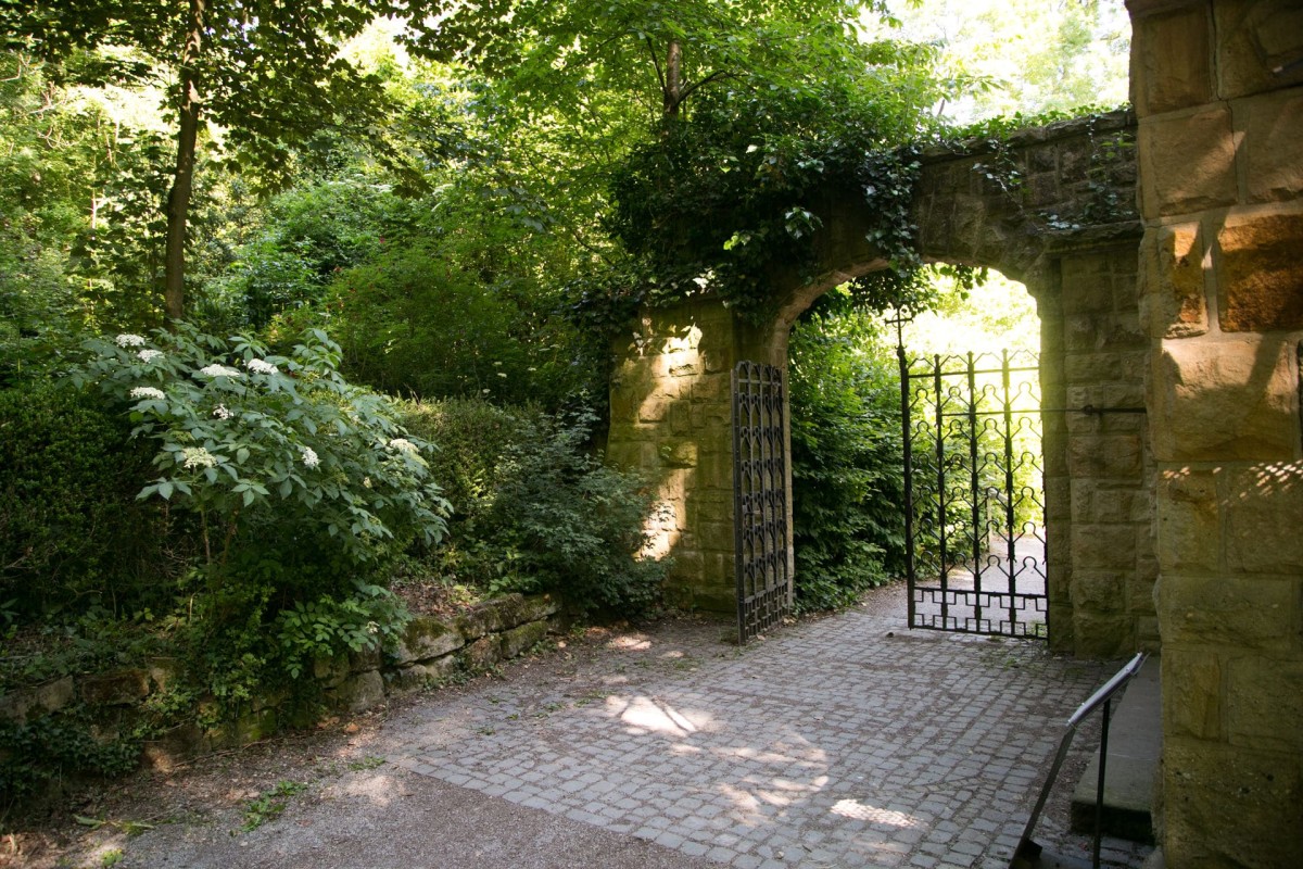 Eingang zum Hortensia Garden an der Friedhofskapelle