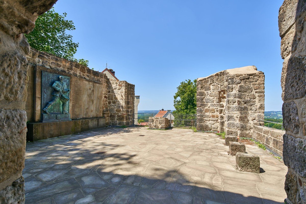 Kriegerdenkmal auf dem Gelände der ehemaligen Burg