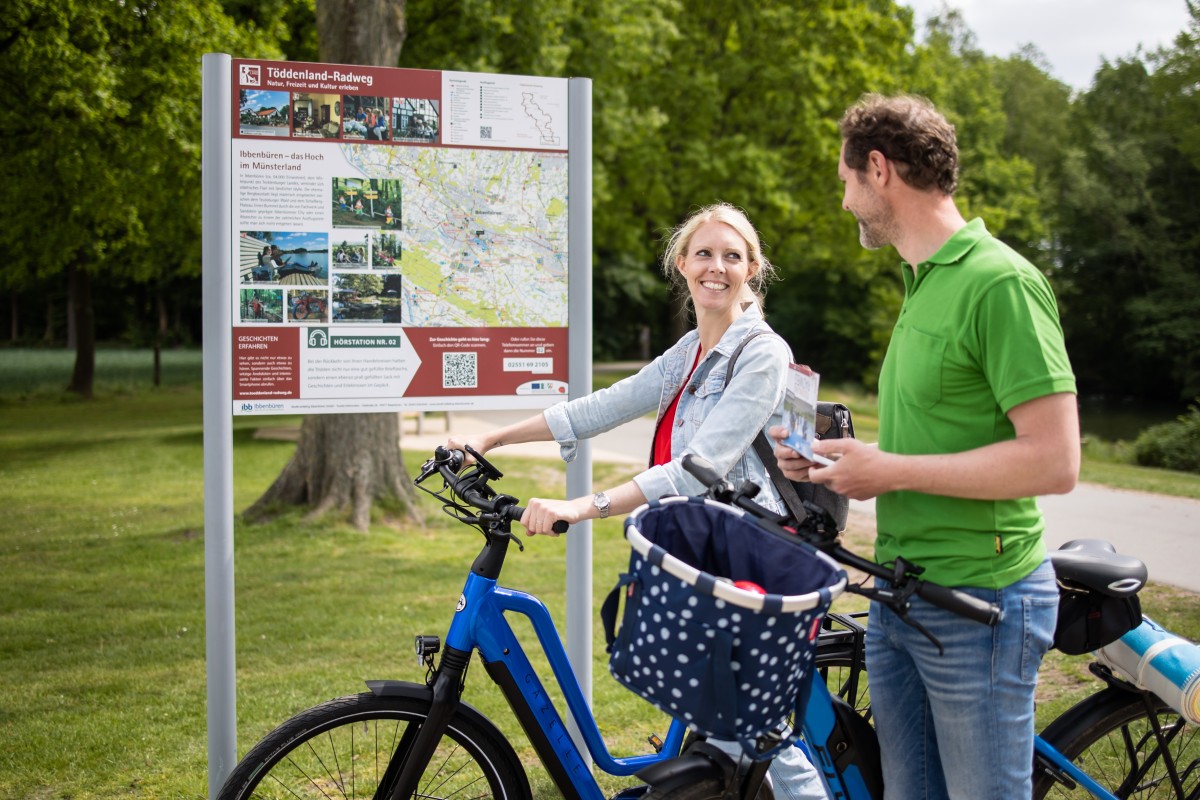 Radfahrer an der Töddentafel am Ibbenbürener Aasee