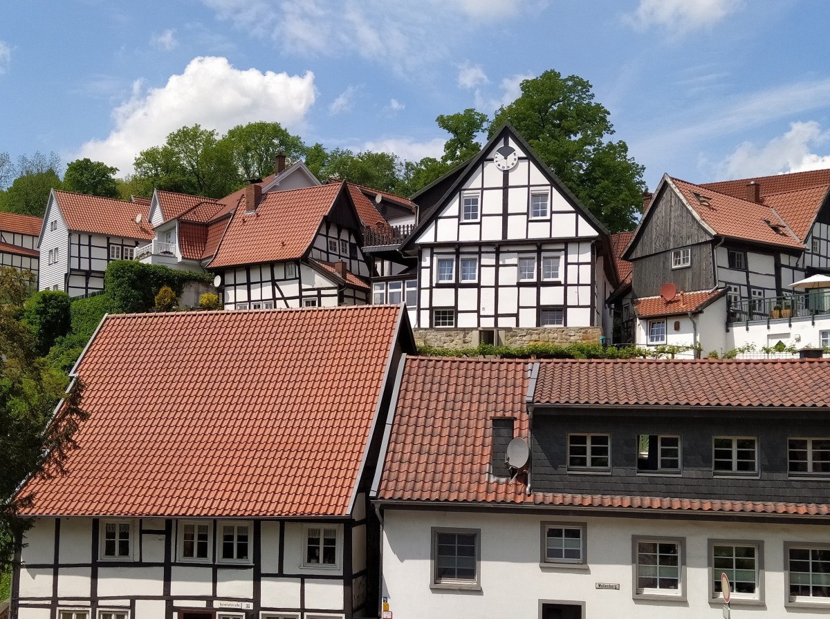 Fachwerkfassaden entlang der Strecke