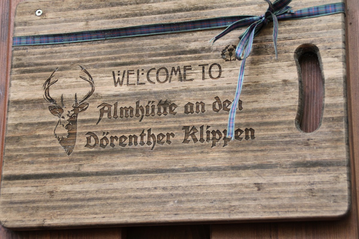 Willkommensschild Almhütte