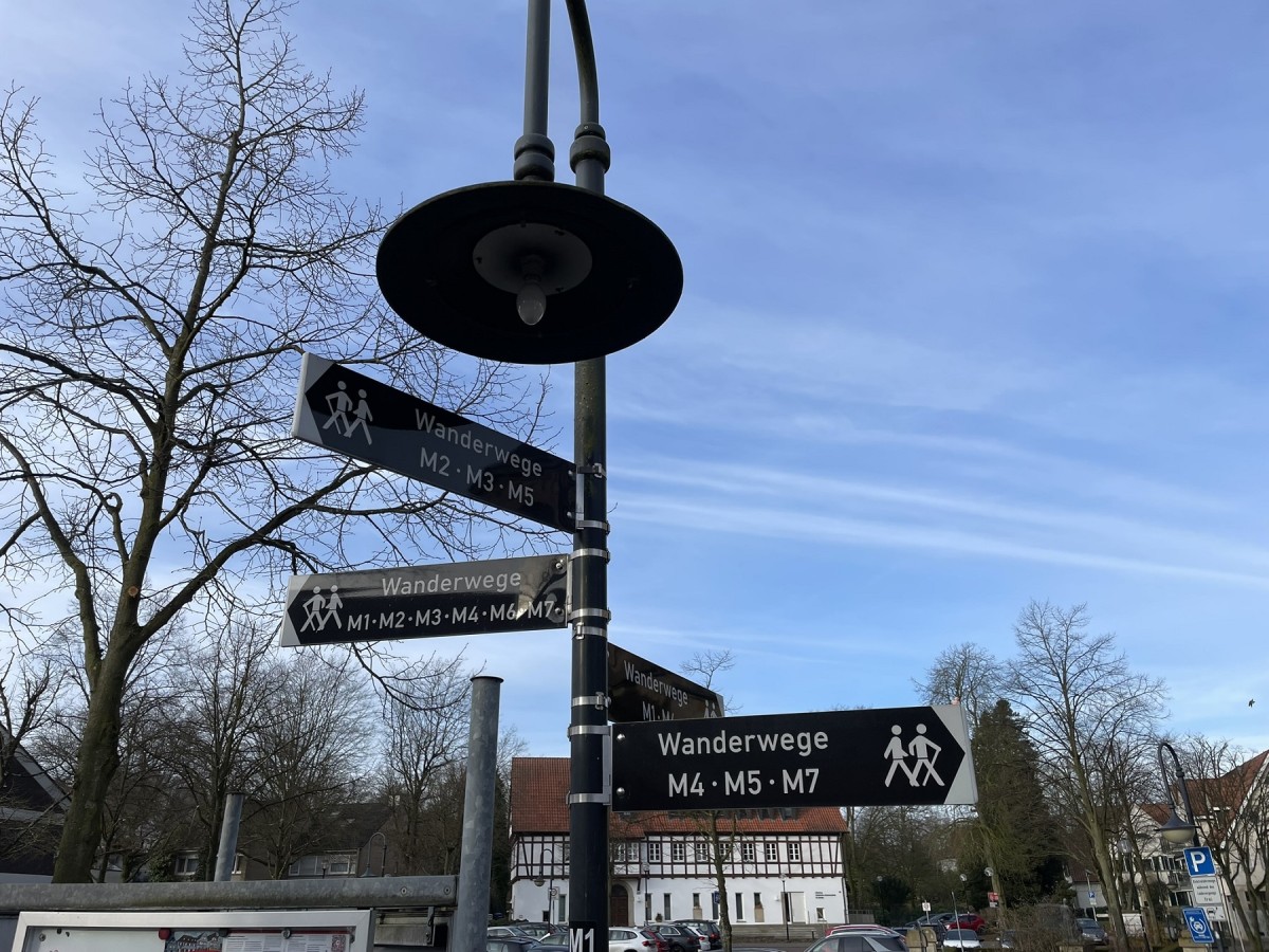 Wegweiser entlang der Wanderwege in Mettingen