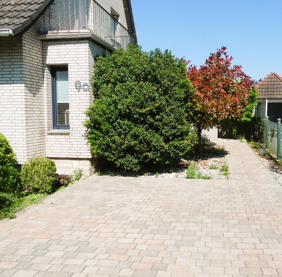 Außenbereich mit Parkplatz