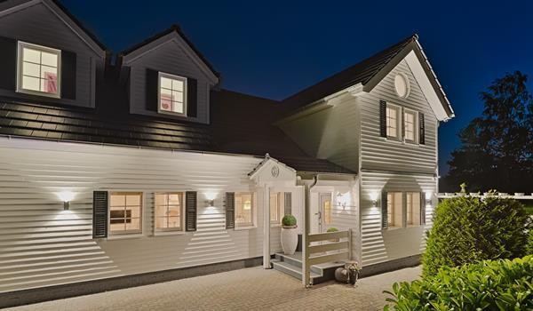 CountryHome Außenansicht bei Nacht