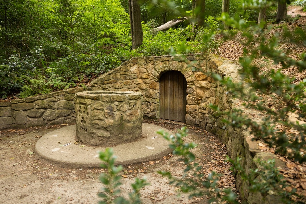 Brunnen und Feldentor im Köllbachtal
