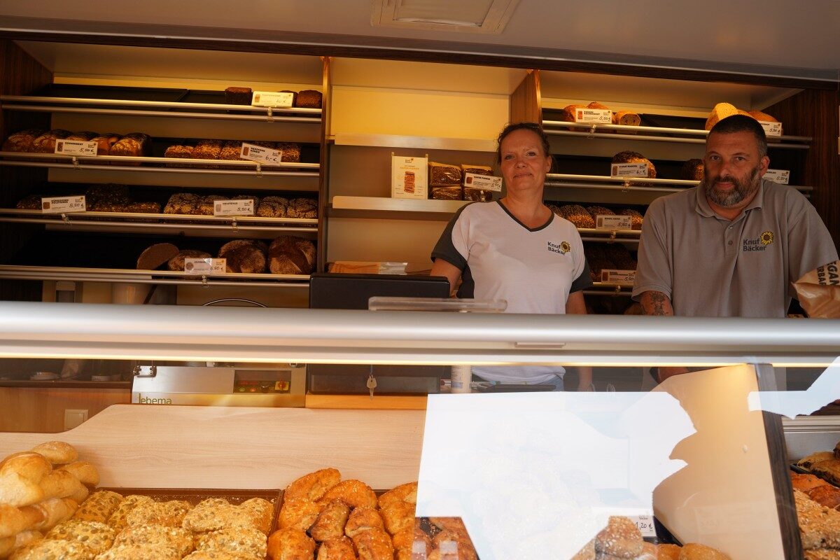 Bild eines Bäckerei-Marktstandes mit zwei Mitarbeitern
