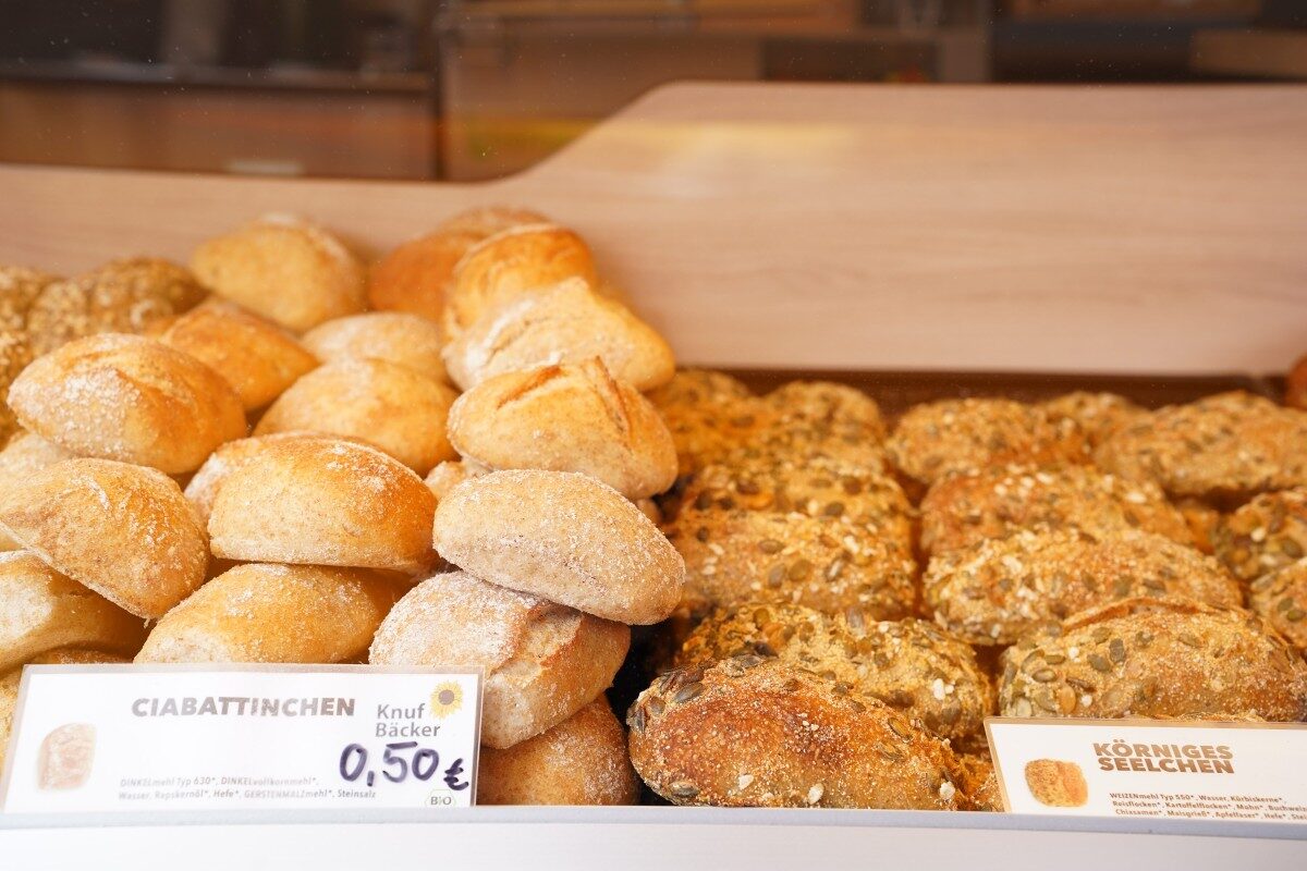 Bild von frischen Brötchen in einem Marktstand
