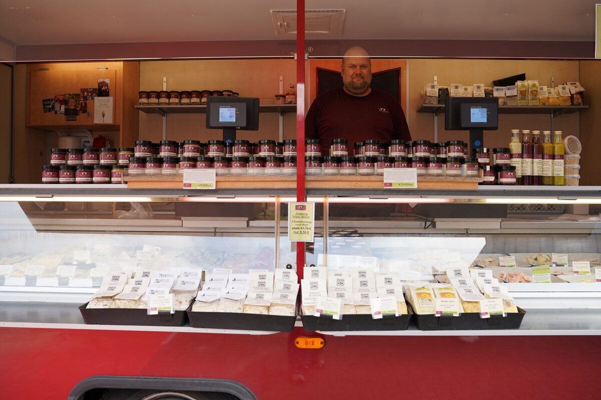Pasta-Wochenmarktstand mit Mitarbeiter