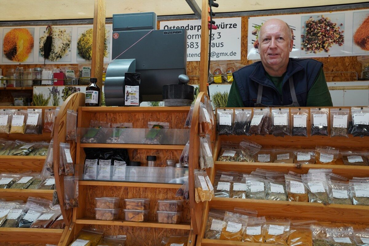 Wochenmarktstand mit Gewürzen und Mitarbeiter